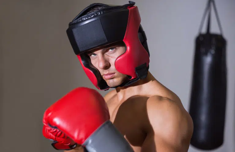 Boxer mit Kopfschutz und Boxhandschuhen