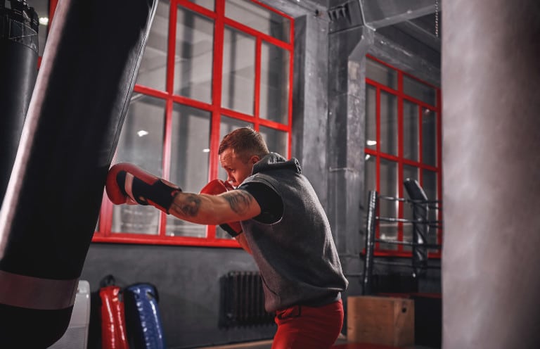 Boxer übt Schlagtechnik am Boxsack